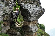 63 Singolare arco tra le rocce del Sasna